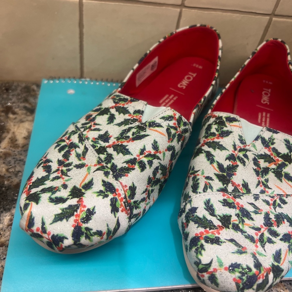 TOMS Holiday poinsettia  Canvas Slip-Ons